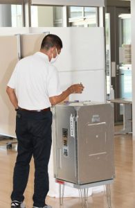 期日前投票日初日に訪れ、投票を行う有権者＝26日、市役所