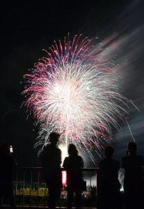今年も新型コロナの感染拡大で緊張の夏。夜空を彩る花火が住民や観光客の気持ちを和らげた＝６日、上野宮国のシギラビーチ