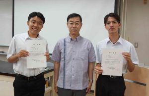 筒井正人医学部長（中央）から修了証書が授与された宮高の上地拓真さん（左）と與那覇幹也さん（右）＝10日、西原町の琉球大学医学部