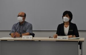 「二十歳を祝う会」の開催決定を報告する大城教育長（右）＝24日、市役所