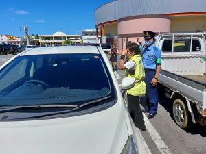 仲宗根署長と店舗の社員が駐車車両を見回るとともに、取り組みなどについて説明を受けた＝８月30日、平良西里のピータイム宮古店