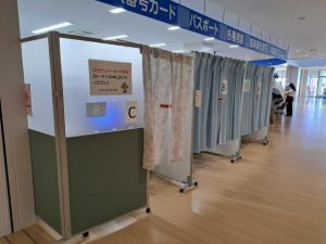 マイナンバーカードを交付する窓口=15日、市役所