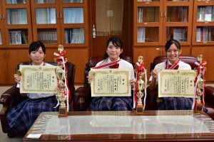 全国大会で団体６位入賞を果たした（写真左から）久貝さん、平良さん、大里さん＝３日、宮古総合実業高校
