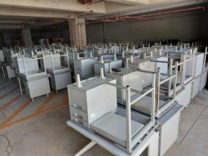 大量の机やロッカーなどが並べられている=29日、平良西里の旧市役所平良庁舎