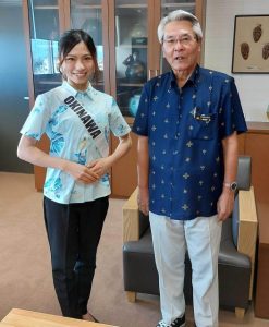 座喜味市長（右）と田中さん（左）が津山市との交流について意見を交わした＝19日、市役所