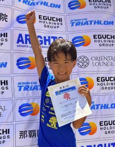 キッズトライの小学校２年女子の部で優勝した稲垣さん＝７日、奥武山運動公園（稲垣聖司さん提供）