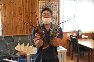 生きのいい島産のイセエビを店で提供できることを喜ぶ長浜さん＝１日、平良のレストラン「海の幸」