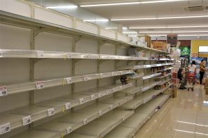 台風接近の影響で品薄の陳列棚＝31日、市内のスーパー