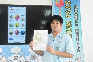 総合情報アプリ「宮古島CiPPo」をPRする渡辺代表=17日、市公設市場ミライヘセンター