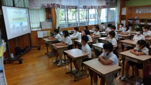 各学級でオンラインアプリを活用した始業式が行われた＝１日、平良第一小学校