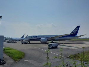 ブレーキの不具合が表示され整備が行われた航空機＝19日、宮古空港