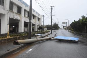 暴風によって倒れた道路標識＝４日、城辺保良