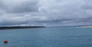 前浜ビーチで水上バイク対策の実証試験が始まった＝16日、下地与那覇