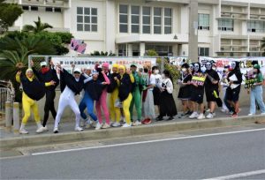 仮装した姿で学園祭をＰＲする生徒たち＝22日、宮古高校前