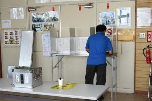 投票期日繰り上げにより当初予定より2日早く投票が行われた大神島の投票所=9日、大神島離島振興コミュニティーセンター