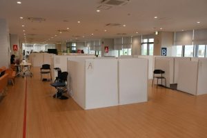 パーティションが設置された避難所＝３日、市役所