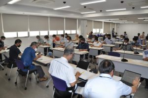 ９月定例会に提案される議案の説明が行われた＝２日、市議会委員会室