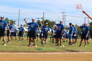 校歌遊戯を初めて披露する生徒たち＝10日、城東中グラウンド（同校提供）
