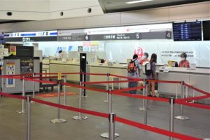 搭乗カウンターで手続きをする乗客＝５日、宮古空港