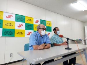 宮古島夏まつりを24日に開催することを発表する下地委員長（左）と新城事務局＝14日、宮古島商工会議所