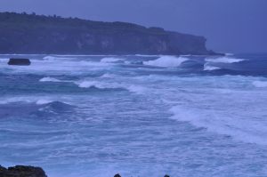 台風11号の接近でうねりを伴った高波が押し寄せる海岸＝１日午前、友利地区・博愛漁港