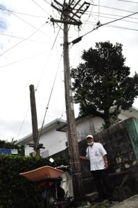 電柱は建て替えられていたが「作業した当時が懐かしい」と話す宮里さん＝21日、大神島