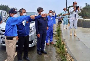 農作物や冠水被害などを視察する玉城知事（左）＝５日、市内城辺