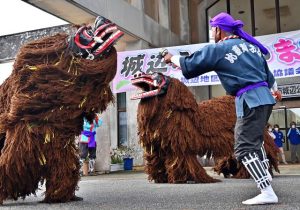 開会セレモニーでは、比嘉の獅子舞が披露され、３年ぶりの開催を地域全体で喜んだ＝16日、城辺公民館