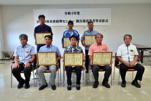 県発注工事において、高い品質と施行体制を確保して優れた成績を残した建設業者と優良技術者に表彰状が送られた＝26日、宮古合同庁舎