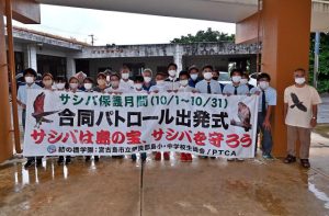 児童生徒たちが参加して、行われた保護合同パトロールの出発式=7日、伊良部地区津波避難施設