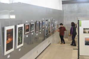 訪れた市民らが写真の展示などを観賞した＝28日、市未来創造センター