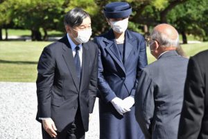 国立沖縄戦没者墓苑で供花後、遺族と交流する天皇、皇后両陛下=22日、糸満市摩文仁