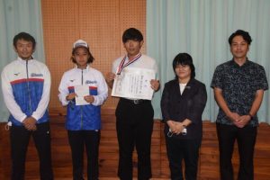 下地校長（右から２人目）から賞状とメダルの伝達を受けた鈴木さん（同３人目）と、全国大会への意欲を示す丸山さん（同４人目）ら＝12日、宮古特別支援学校プレイルーム