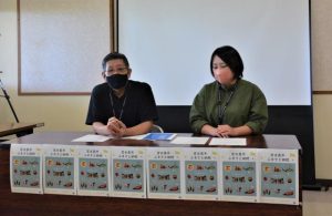 川満事務局長（左）が会見で多くの事業所の参加を呼び掛けた＝24日、宮古島観光協会
