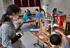 初日から多くの市民が訪れ児童生徒の力作を鑑賞した＝29日、市未来創造センター