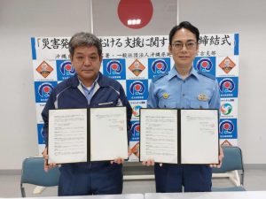 協定書を締結した平良支部長（左）と仲宗根署長＝31日、宮古島署