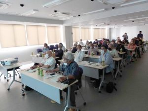 多くの組合員が参加しヤギの飼養管理などの説明に耳を傾けた＝26日、市役所