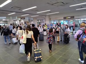 全国旅行支援が開始されてから初の週末。多くの旅行者が来島していた＝15日、宮古空港
