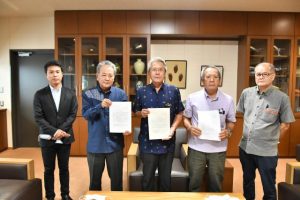 座喜味市長（中央）に要請文を手渡す市議たち＝４日、市役所