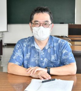 市内の新型コロナウイルス感染状況について説明する木村所長＝11日、宮古保健所