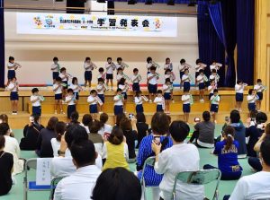 幼稚園、１～９学年の児童生徒が学びや取り組みの成果などを披露した学習発表会＝18日、伊良部島小・中学校体育館