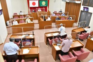 和解案について裁決では賛成・反対同数となった=15日、多良間村議会