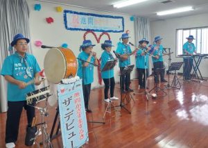 演奏を披露する「池間島かぎすまするき」のメンバー=1日、池間公民館