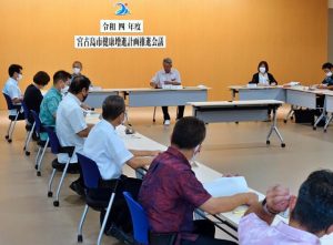 健康みやこじま21（第２次計画）の最終評価の内容について、委員が意見を交換した推進会議＝２日、市役所