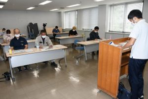 担当職員（右）から改正内容などについて説明を聞く参加者＝29日、平良地方合同庁舎会議室