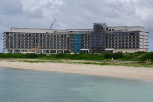 開業に向け建設が進められている「ヒルトン沖縄宮古島リゾート」＝９日、平良久貝