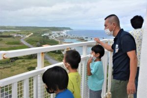 景色を楽しむ入場者＝３日、平安名埼灯台