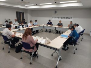 地元産食材で学校給食を提供する「みゃーく食材の日」を設定することを確認した＝17日、市役所