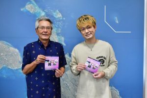 ツアーファイナルを宮古島で行うことを報告したＹＡＡＳＵＵさん（右）＝４日、市役所