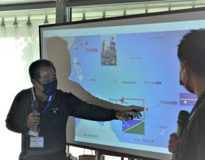 80年代の操業の様子や、船員らがソロモン諸島からチャーター便で下地島空港に帰国したことなどが紹介された「航空教室」＝６日、下地島空港（写真提供・しもじ島そらの協力会）